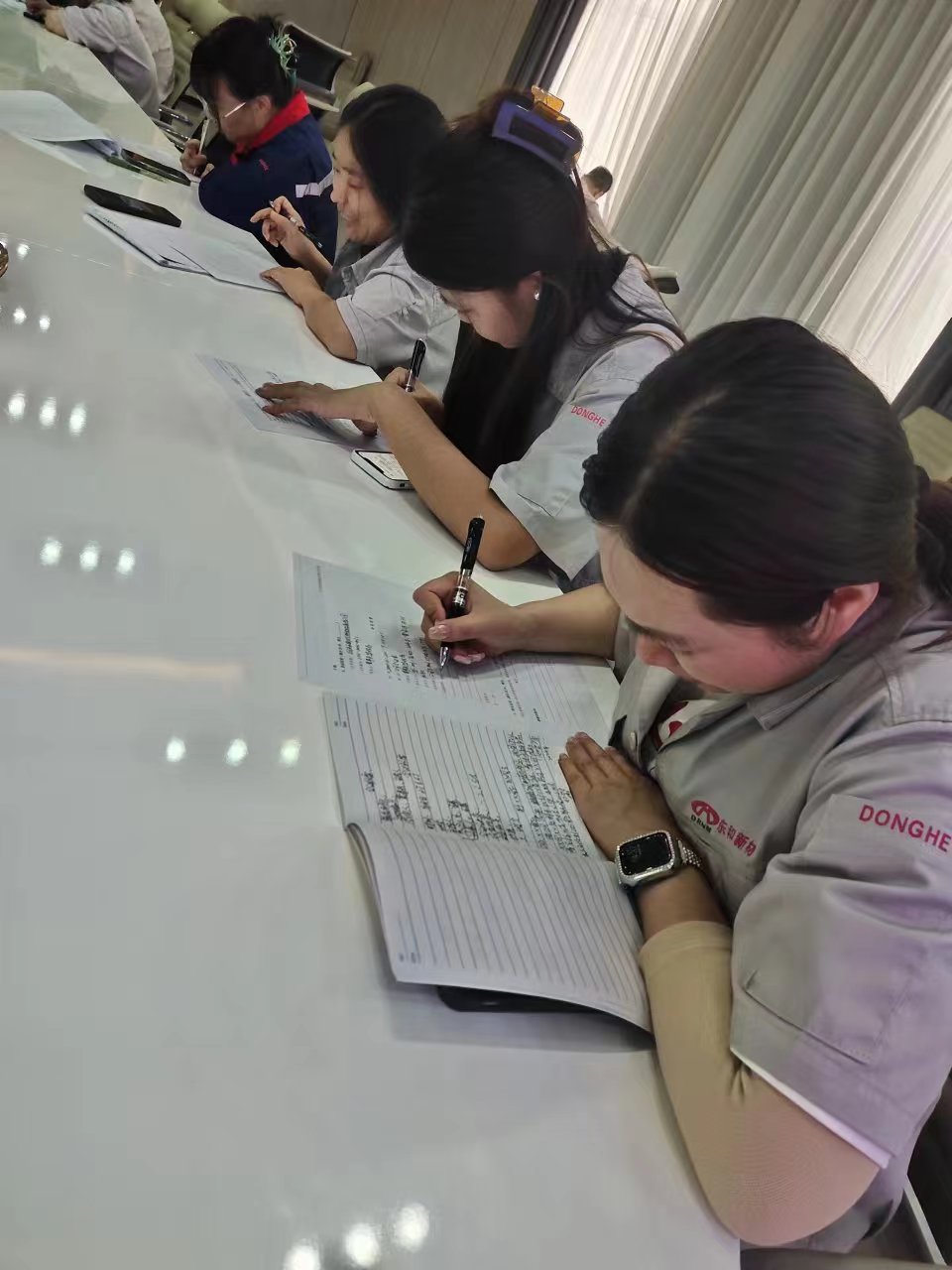 6、現(xiàn)場(chǎng)測(cè)評(píng)環(huán)節(jié)參訓(xùn)人員認(rèn)真答卷.jpg